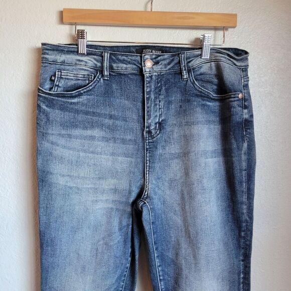 Judy Blue Shelly Relaxed Fit Jeans - Picture 3 of 10